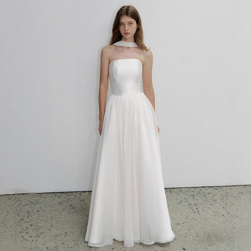 Photography Natural Lighting Basics - Minimalistisch gestaltetes trägerloses Brautkleid, abnehmbarer Schal
